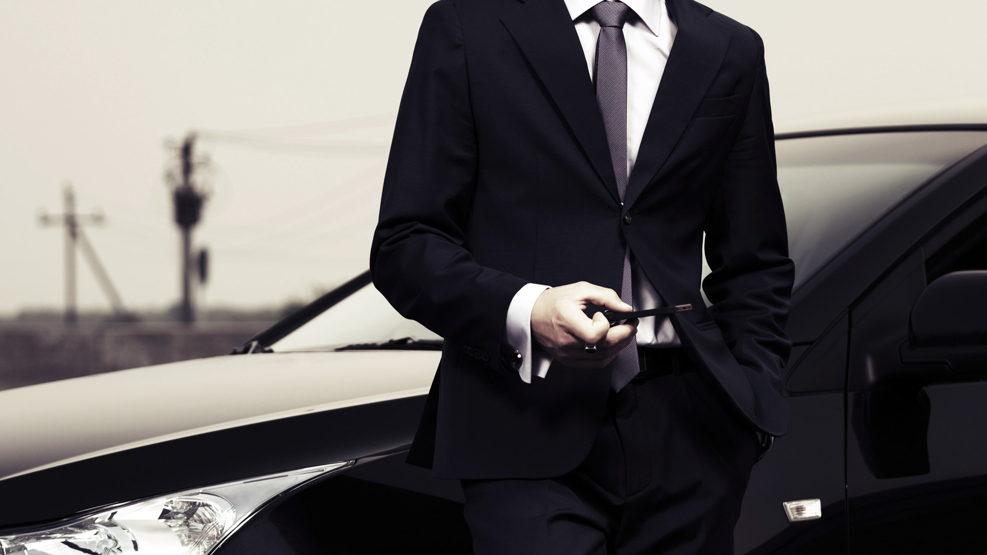 Богатый мужчина 2012. Успешный мужчина. Мужчина в костюме в машине. Мужчина на фоне машины. Состоятельный мужчина.